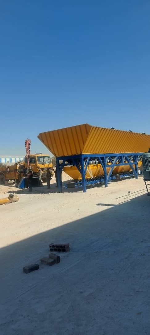 Aggregate batching system hoppers